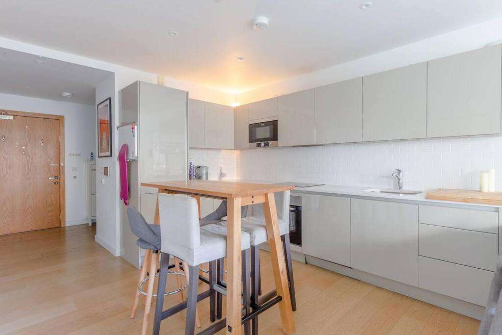 Superb 1 Bedroom Apartment 3Mins From Tube Station London Exterior foto