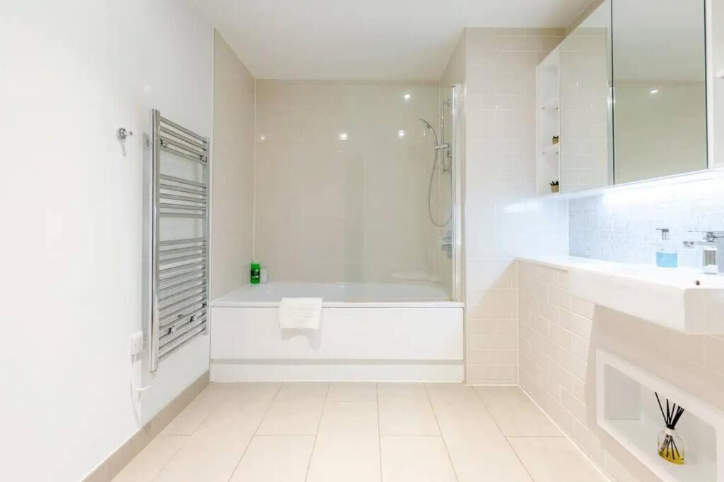 Superb 1 Bedroom Apartment 3Mins From Tube Station London Exterior foto