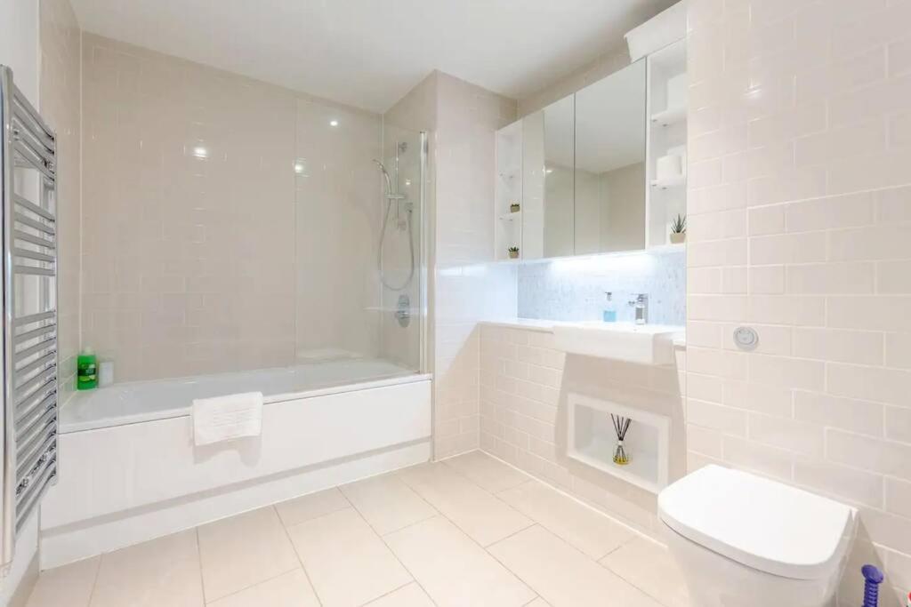 Superb 1 Bedroom Apartment 3Mins From Tube Station London Exterior foto